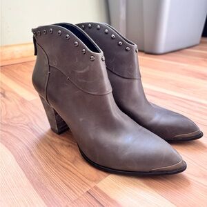 B. Makowsky Leather Quincy Boots
